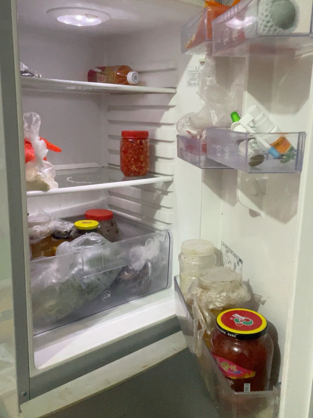 二手贩别问。个人闲置容声冰箱 300 元，要的来，鸽子勿扰 